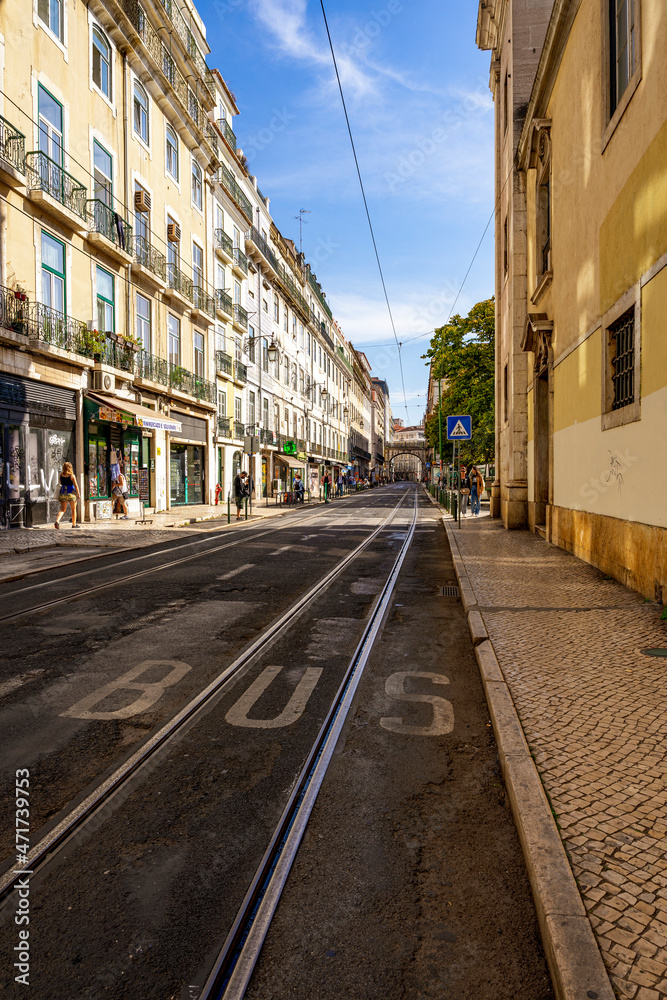 Krajobraz miejski, ciasne uliczki, tramwaje i tory tramwajowe w mieście Lizbona, Portugalia.