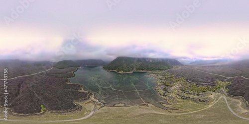 Laguna Verde y Bosque nativo en Parque Nacional Conguillío, Chile