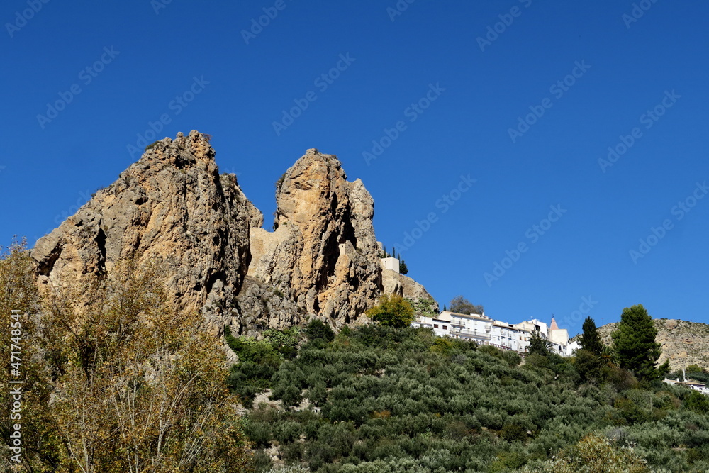 Naklejka premium Piton rocheux ensoleillé. Paysage de montagne.