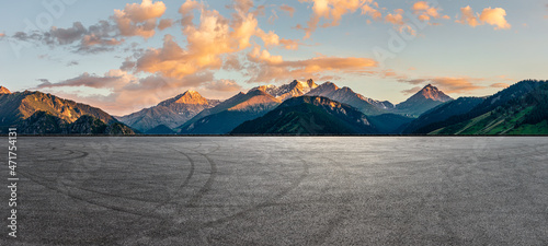 Φωτογραφία Empty asphalt road and mountain natural scenery at sunrise