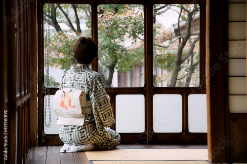着物女性と日本家屋と庭園