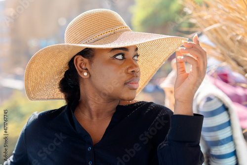 Billede på lærred Portrait of beautiful African American model girl in stylish sun hat