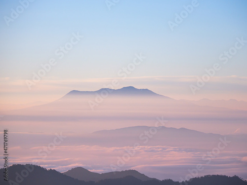 雲海に浮かぶ御嶽山