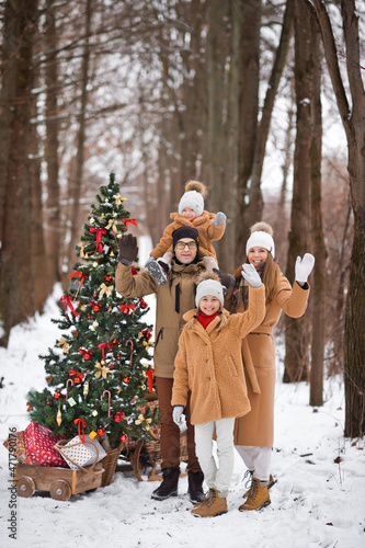 New Years postcard family photo with a Christmas tree in nature 3526.