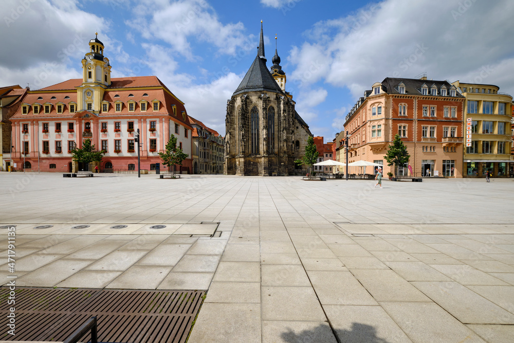 Das Rathaus und die Ev. Stadtkirche St. Marien am Marktplatz in Weißenfels an der Straße der Romanik, Burgenlandkreis, Sachsen-Anhalt, Deutschland