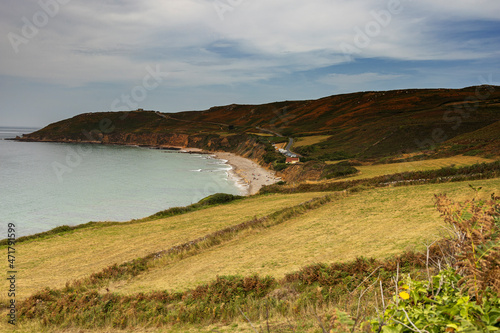 schroffe steilküste  im sommer am atlantik in frankreich in der bretagne.