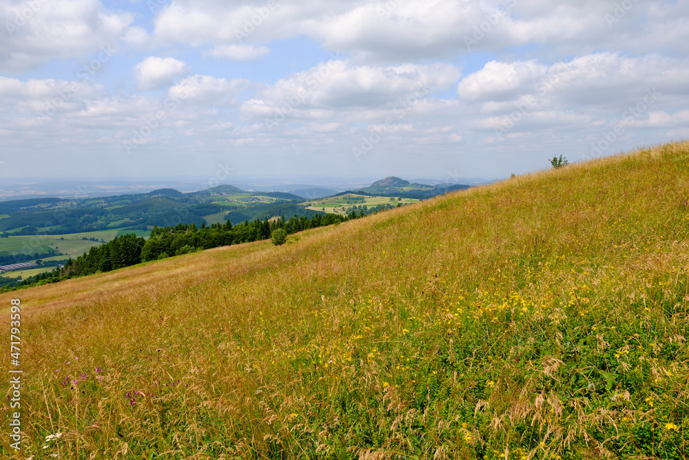 Fototapeta premium Die Wasserkuppe, der höchste Berg der Rhön im Herbst, Biosphärenreservat Rhön, Hessen, Deutschland