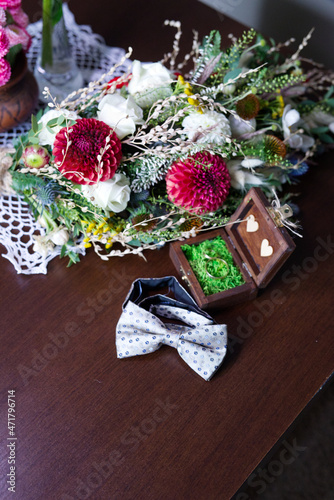 Weselne bukiety i różne dodatki towarzyszące ceremonii ślubnej