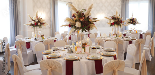 Pięknie udekorowane stoły dla gości na uroczystośc ślubu