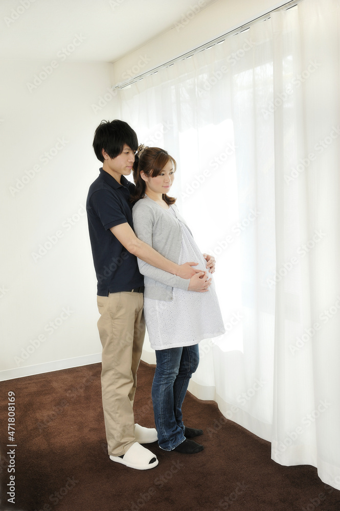 妊娠した妻に寄り添う夫 妊娠した妻に寄り添う夫