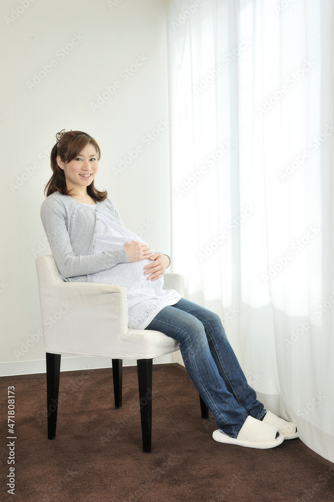 窓辺でくつろぐ妊婦 窓辺でくつろぐ妊婦