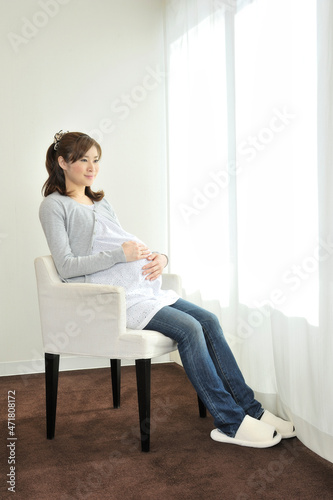 窓辺でくつろぐ妊婦