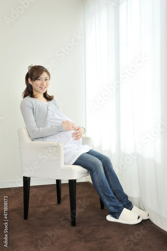 窓辺でくつろぐ妊婦