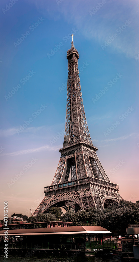 Tour Eiffel couleur bateau