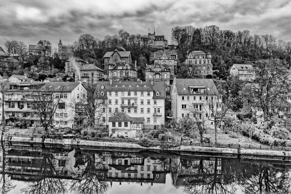 Historische Stadthäuser mit Fluss in schwarz weiß