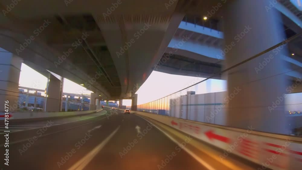 朝焼けが綺麗な郊外の高速道路