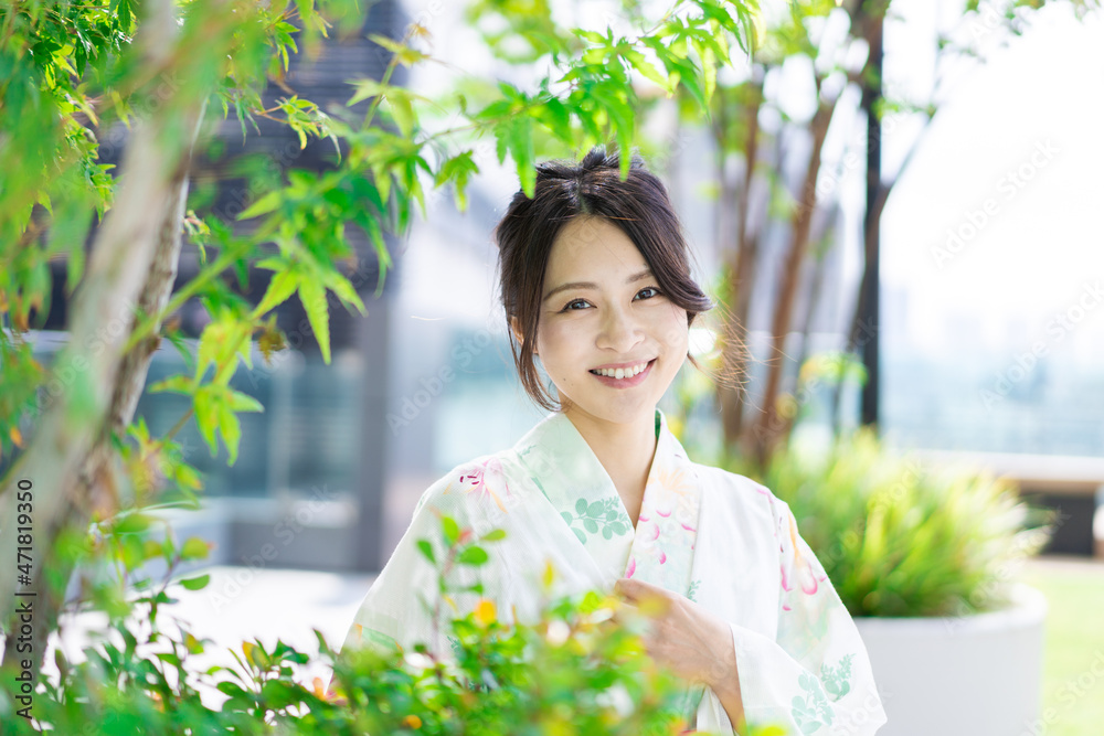 浴衣を着て街を歩く若い女性