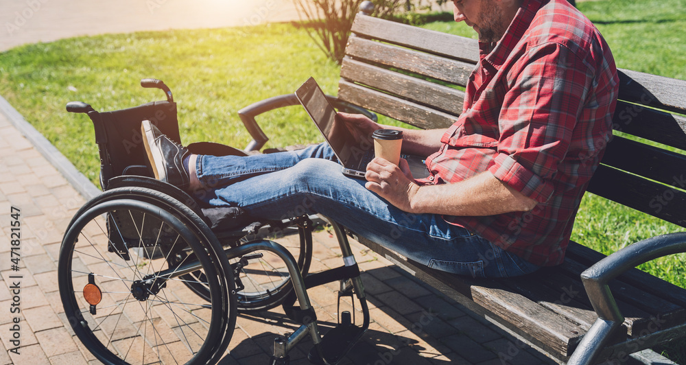 Obraz premium Freelancer with a physical disability in a wheelchair working at the park