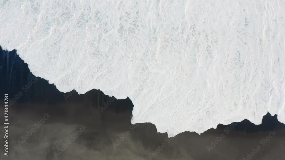 Vista verticale dell'oceano in tempesta con onde