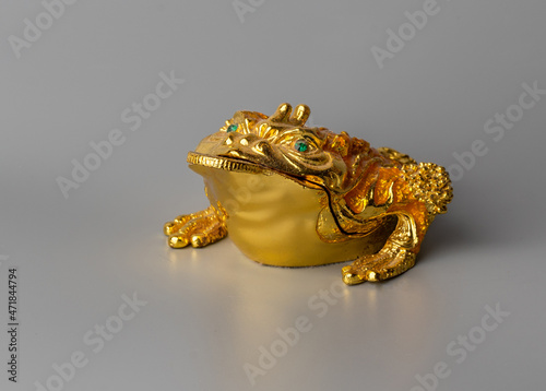 Frog of gold with emerald eyes that brings money