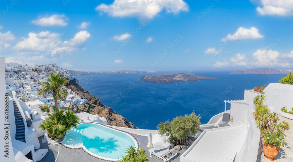 Obraz premium Beautiful travel background for vacation holiday banner. White houses in the town of Oia on the island of Santorini, panorama. Amazing scenic views, luxury summer freedom traveling panoramic landscape