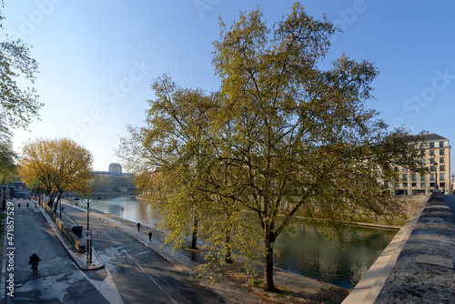 Seine river and Saint-Louis island in the 5th arrondissement of Paris city © hassan bensliman