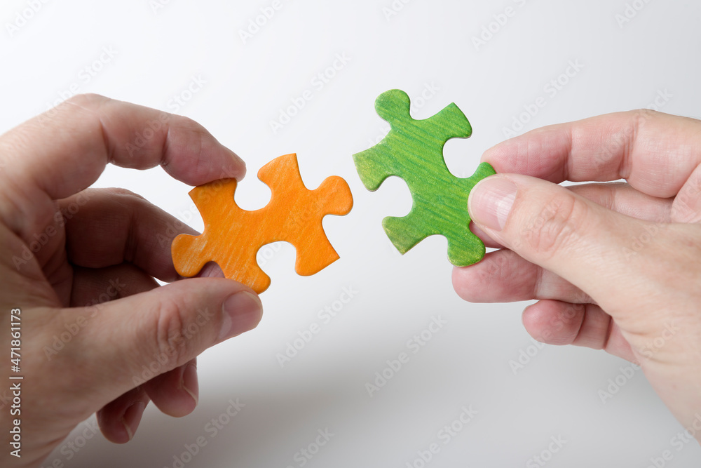 Hände mit Puzzleteilen, Teamarbeit, Partner Hände mit Puzzleteilen, Teamarbeit, Partner