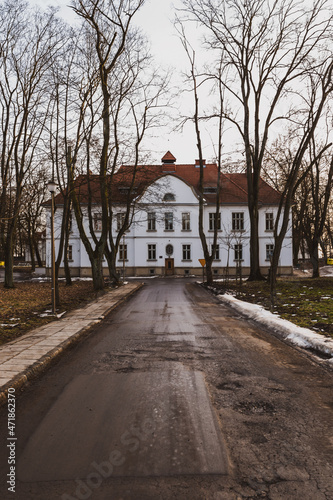 Road to the old building 