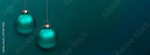 Glänzende  Weihnachtskugel am Band auf türkis-blauem Hintergrund