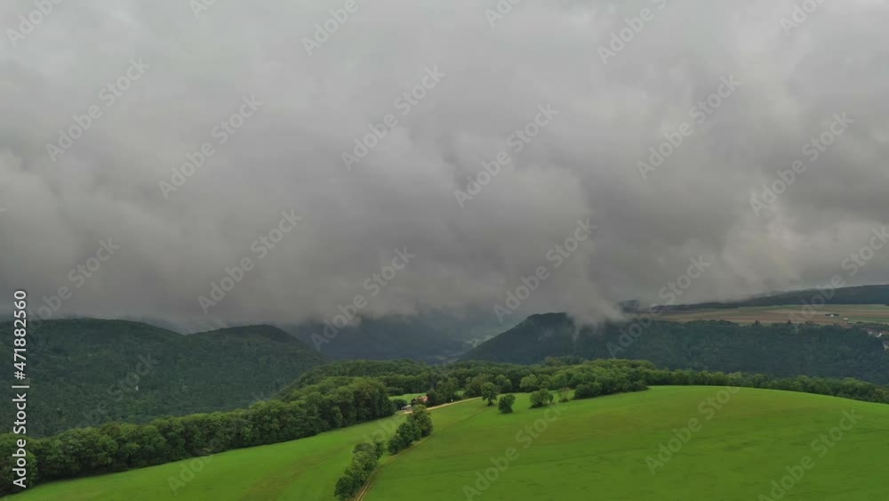 Dichte Regenwolken über dem Land Dichte Regenwolken über dem Land