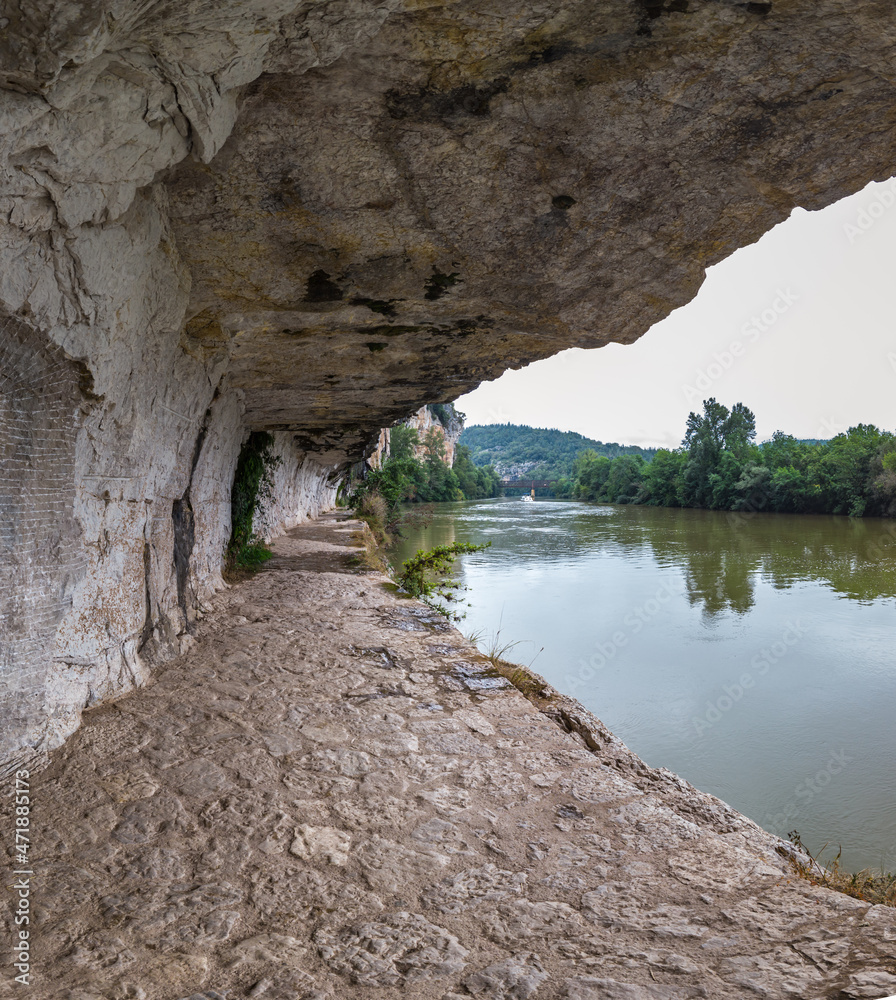 bouzi-s-lot-france-vue-panoramique-du-chemin-de-halage-taill-dans