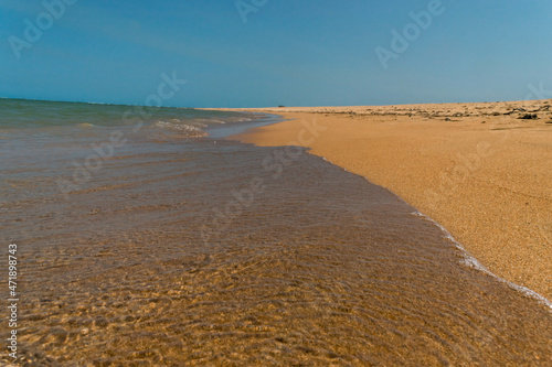 praia deserta com areias escuras e c  u azul