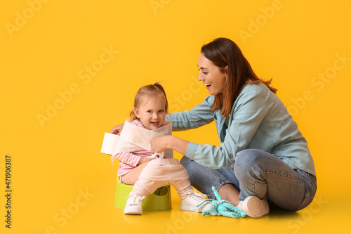 Mother potty training her l...