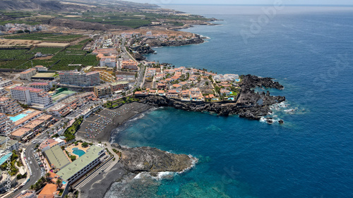 Vista aérea de la costa de Puerto Santiago y playa de La Arena, Tenerife, Canarias.