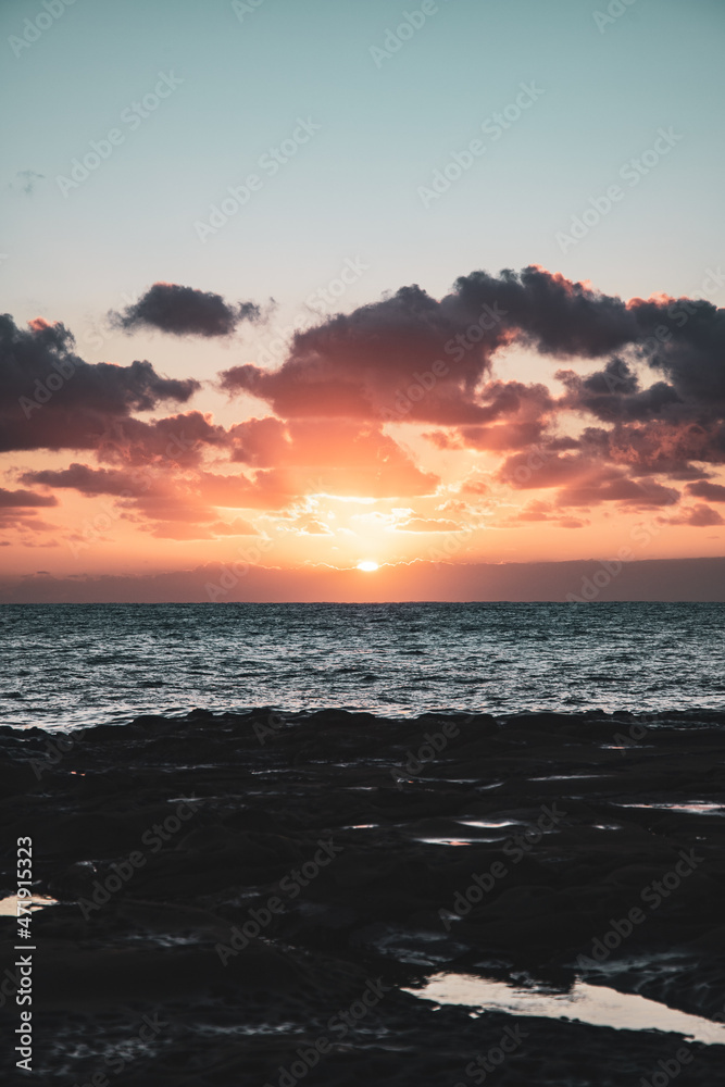 Fototapeta premium sunrise breaching the clouds