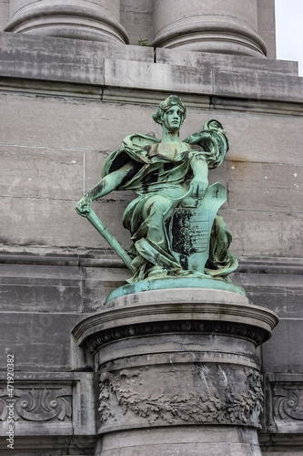 Triumphal arch (Arc de Triomphe) in Brussels Cinquantenaire park, planned for National Exhibition of 1880 to commemorate 50th anniversary of Belgium independence. Bronze sculptures. Brussels, Belgium.