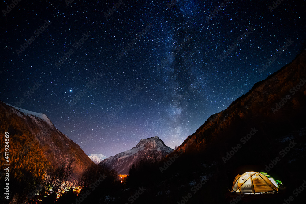 abortus geweld geweer Pitched tent under the milky way during a hike of the tour du mont blanc  Stock Photo | Adobe Stock