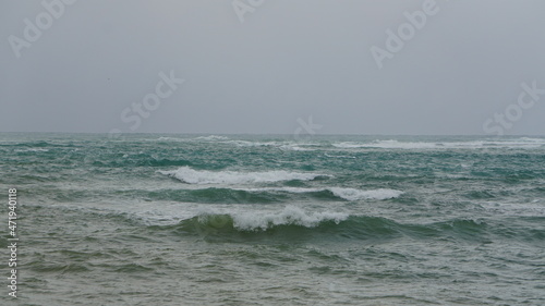 白波が次々と。台風前の海