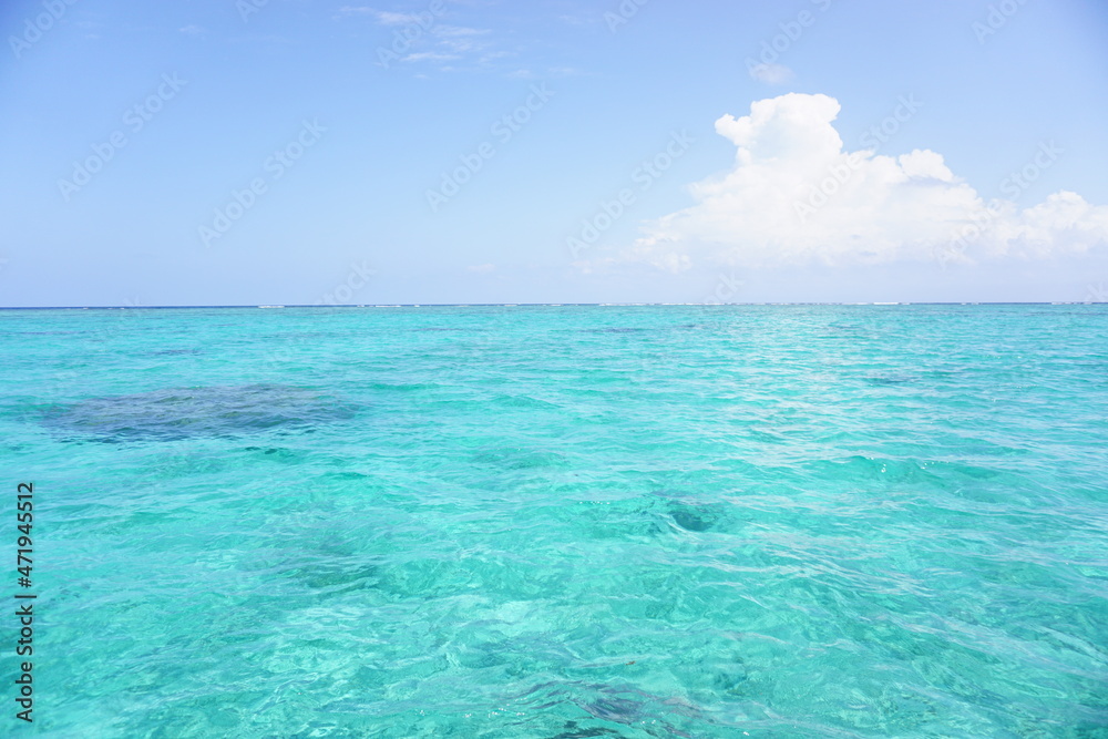 沖縄の海。クリアブルーの海