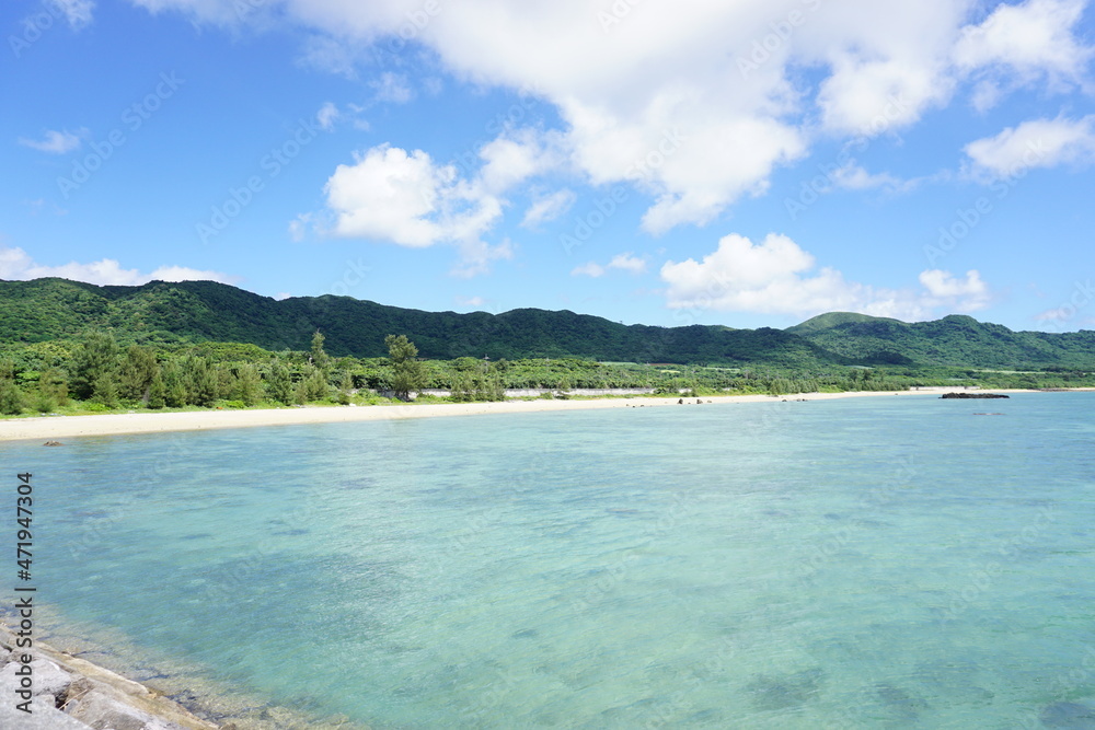 堤防からみるビーチと沖縄の海