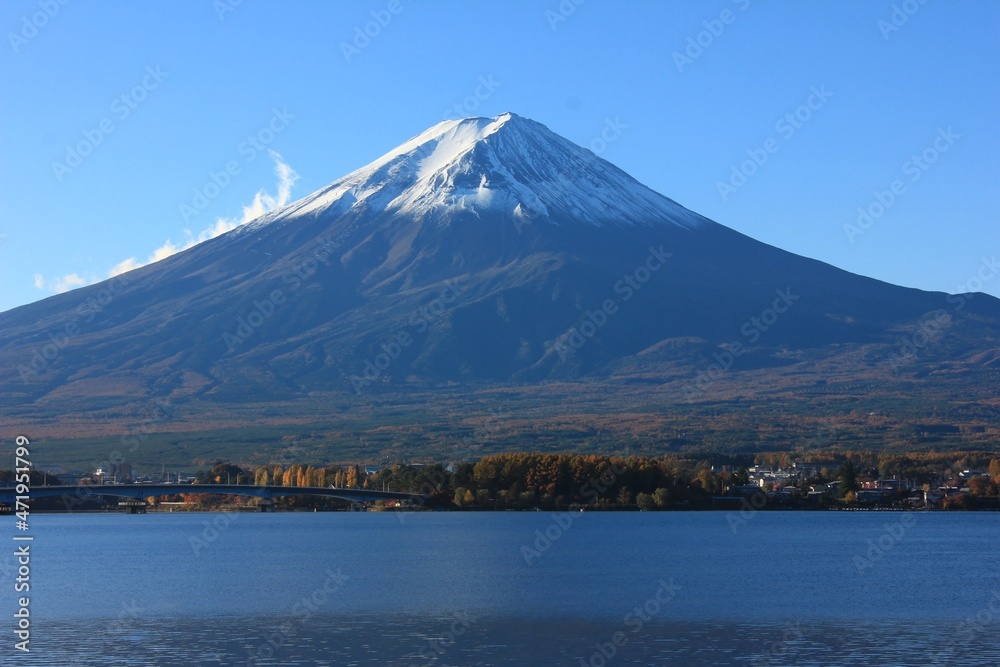 秋の河口湖と富士山。	
