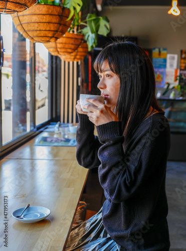 カフェでコーヒーを飲む日本人女性

