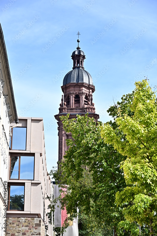 Kirchturm in Würzburg bei blauem Himmel