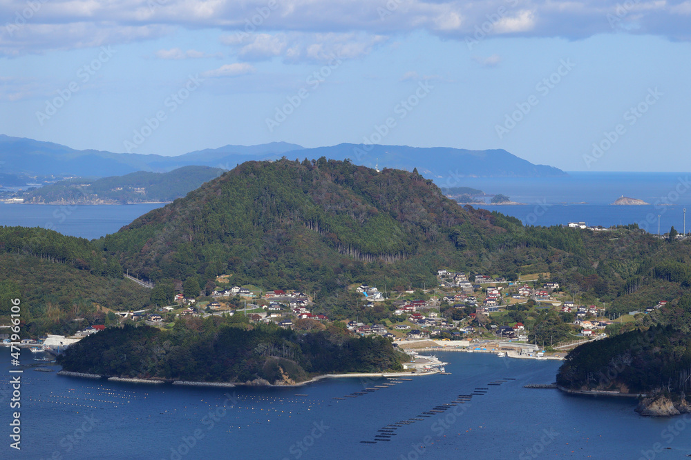 Fototapeta premium 気仙沼大島の亀山展望台から見る唐桑半島の早馬山。宮城県気仙沼市。