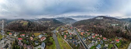 Wisła miasto w górach, Beskid Śląski późną jesienią, panorama z lotu ptaka. D...