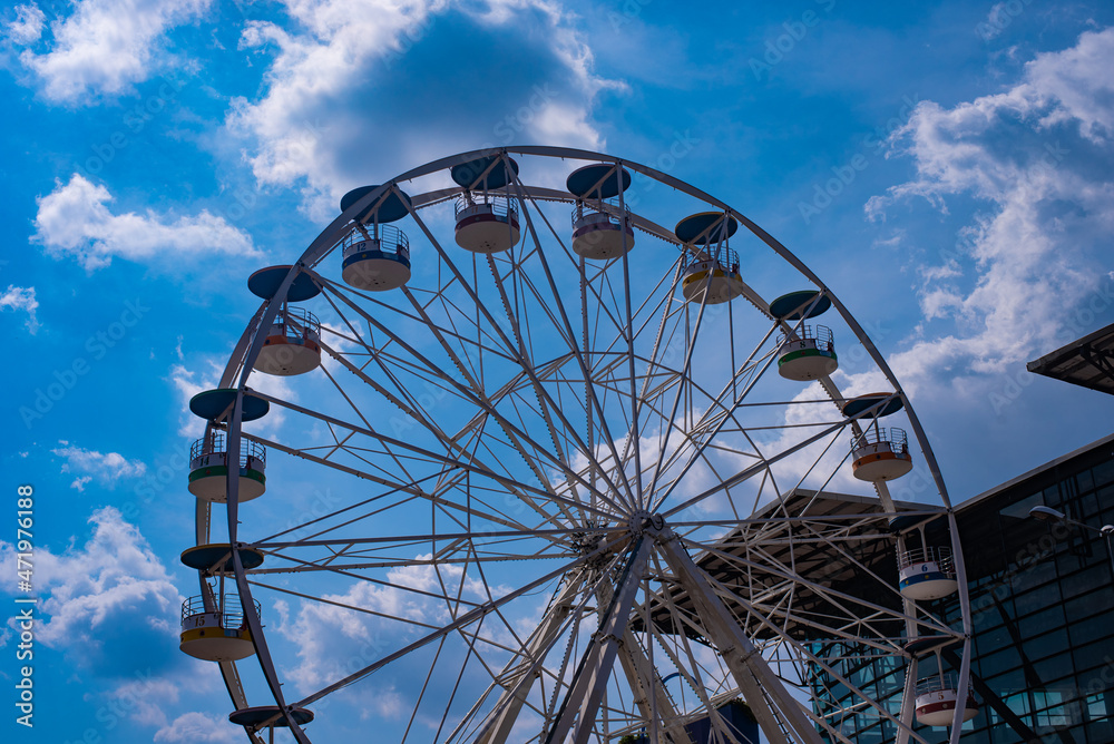 Fototapeta premium ferris wheel against sky in Enugu