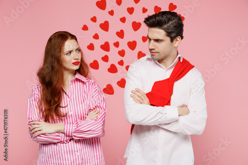 Fotografía Young offended sad couple two friends woman man 20s in casual shirt hold hands crossed folded isolated on plain pastel pink background studio portrait