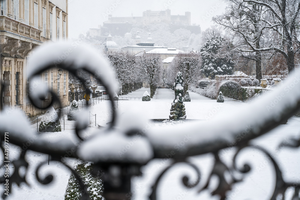 Obraz premium snow in the city of salzburg schloss mirabell fortress festung hohensalzburg