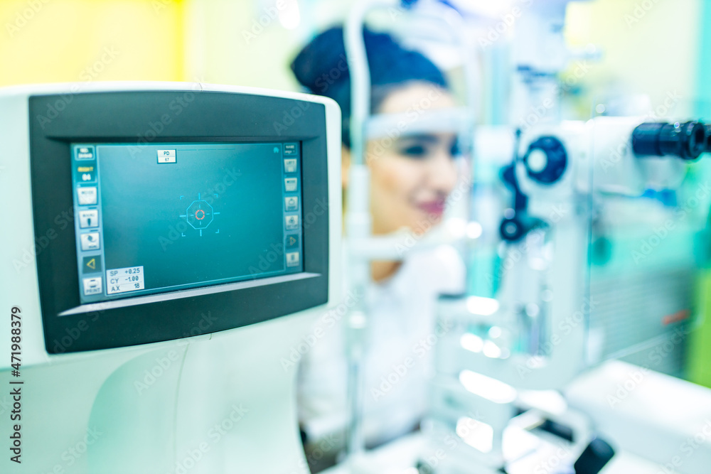 Foto de arabian patient checking eyesight and vision correction in