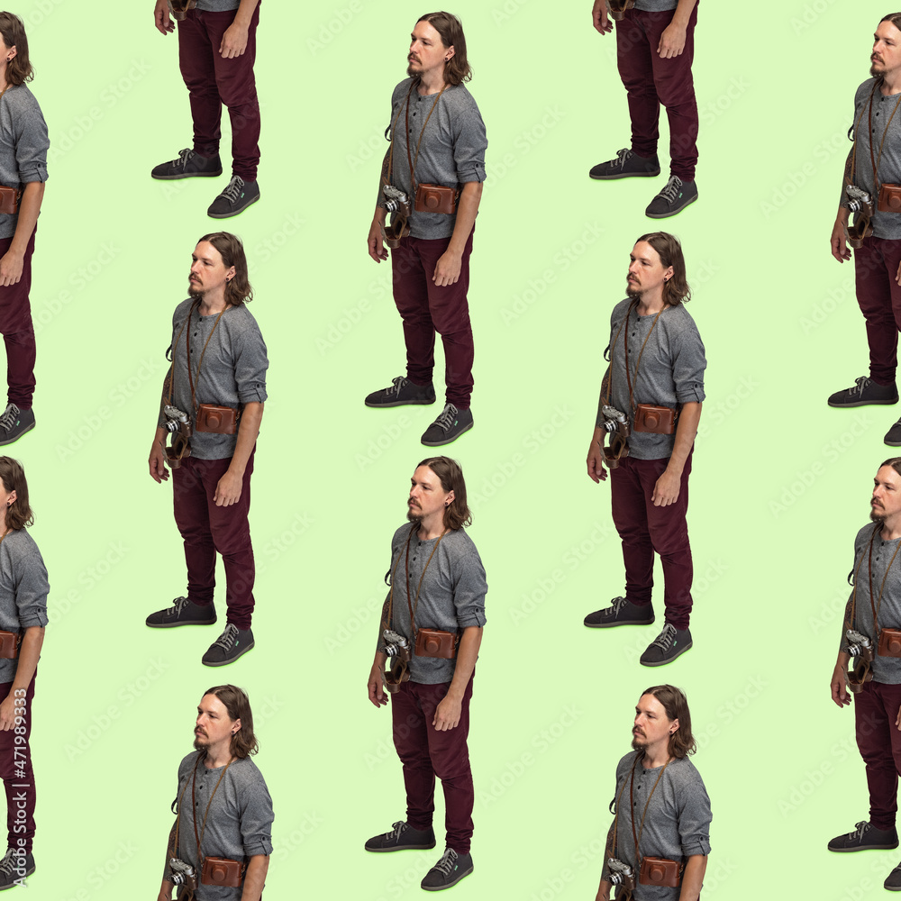 Obraz premium Seamless pattern made of portraits of male cameraman with retro camera isolated on green studio background.